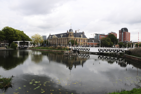 903547 Gezicht op de Rijksmunt (Leidseweg 90) en de Muntbrug over het Merwedekanaal te Utrecht, vanaf de Kanaalweg, met ...
